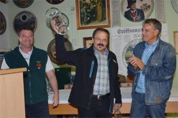  Sieger Buchtaler: v.l.n.r.: Schtzenmeister Hannes Mayr, Obmann Buchtaler . Willi Biechl, Vizebrgermeister Max Unterrainer