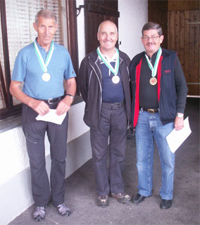  v.l.n.r.: Klasse Senioren 2: 2. Kurt Waldegger, Bez.M. Eckhard Felber, 3. Gerhard Leschinger